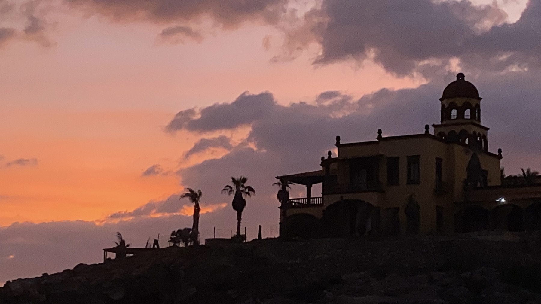 Paisaje costero al atardecer en México