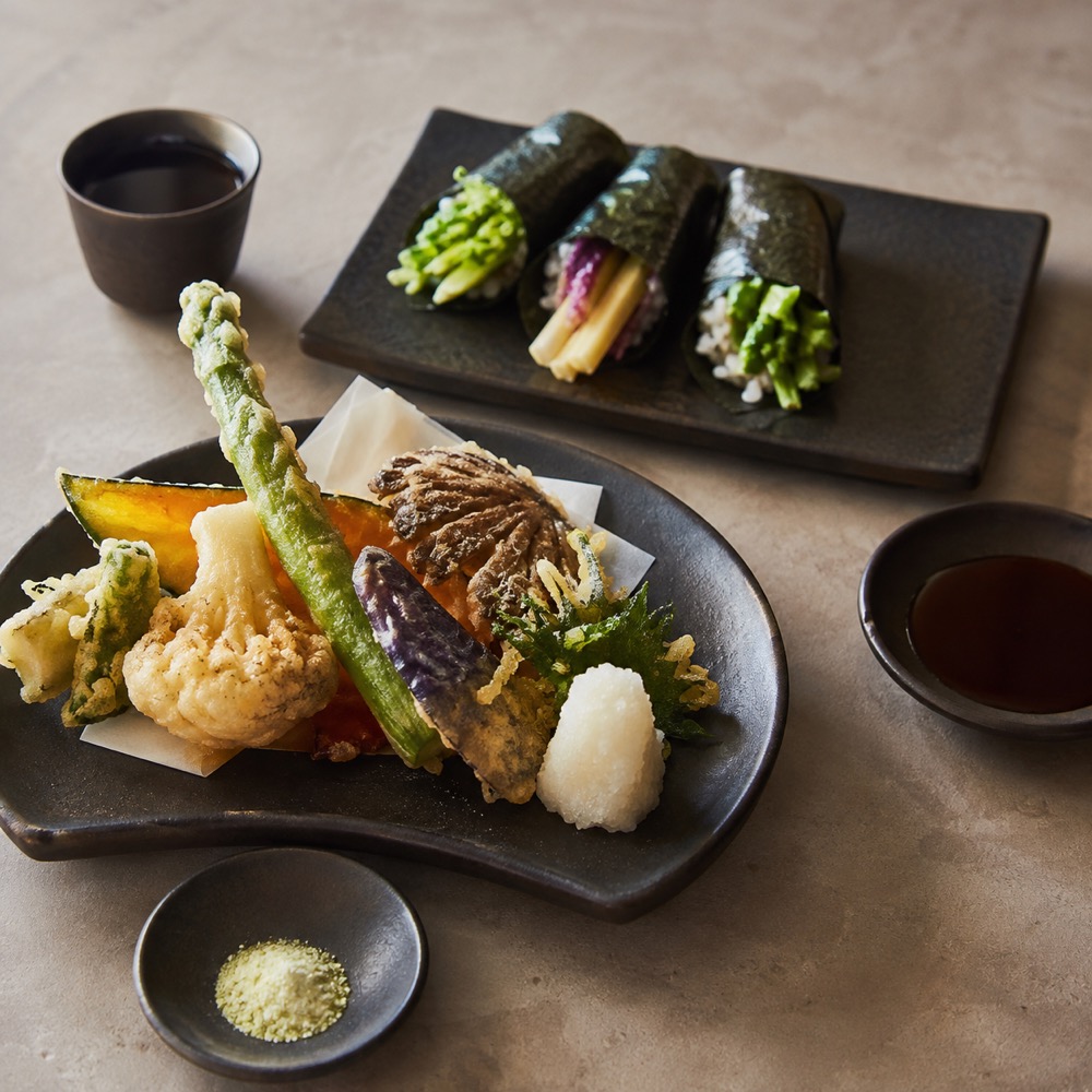 Tempura vegetal y hand roll en cerámica oscura